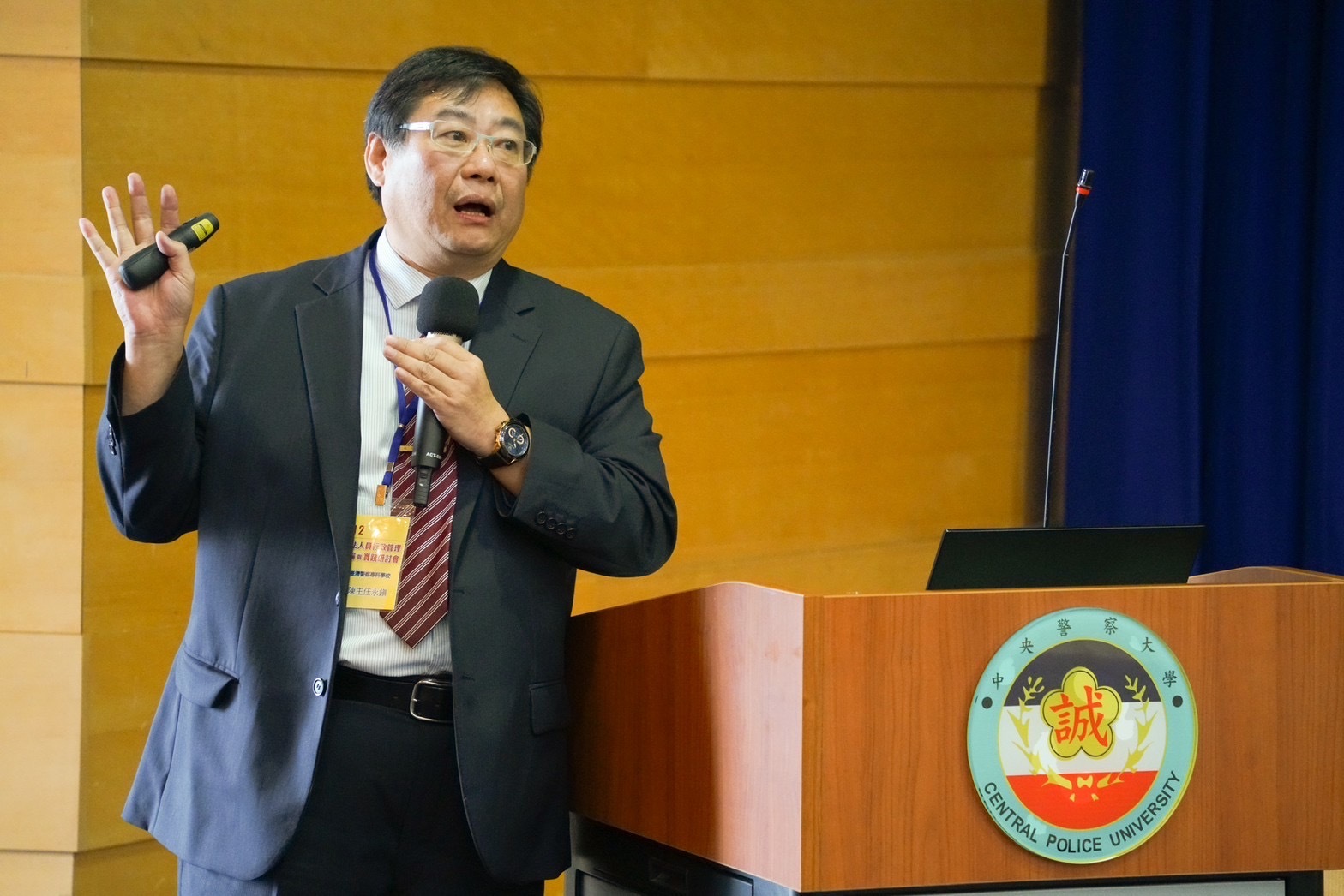 第一場次研討會主講人陳主任永鎭發表「警察使用槍械適法性之研究」