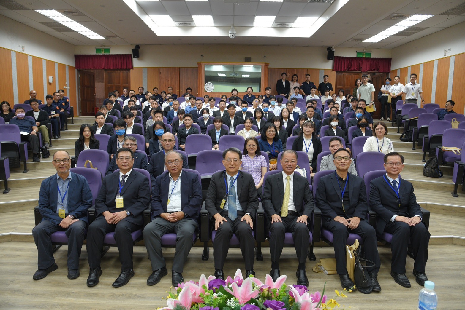 中央警察大學黃校長明昭致贈紀念品予本校劉校長鴻烈圖片