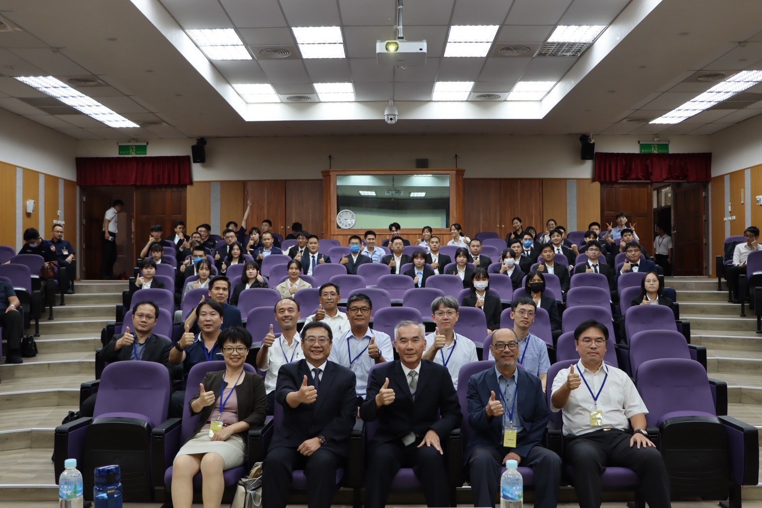 圓桌論壇陳副校長惠堂及與會教授合影圖片