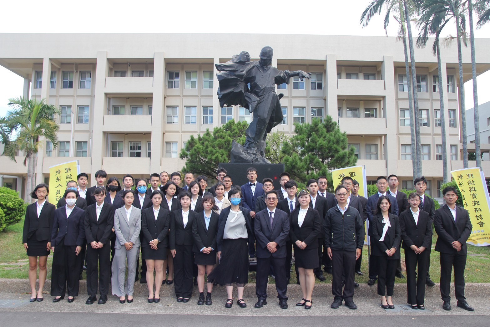 臺灣警察專科學校行政警察科與會師長及專43、44期同學合影圖片